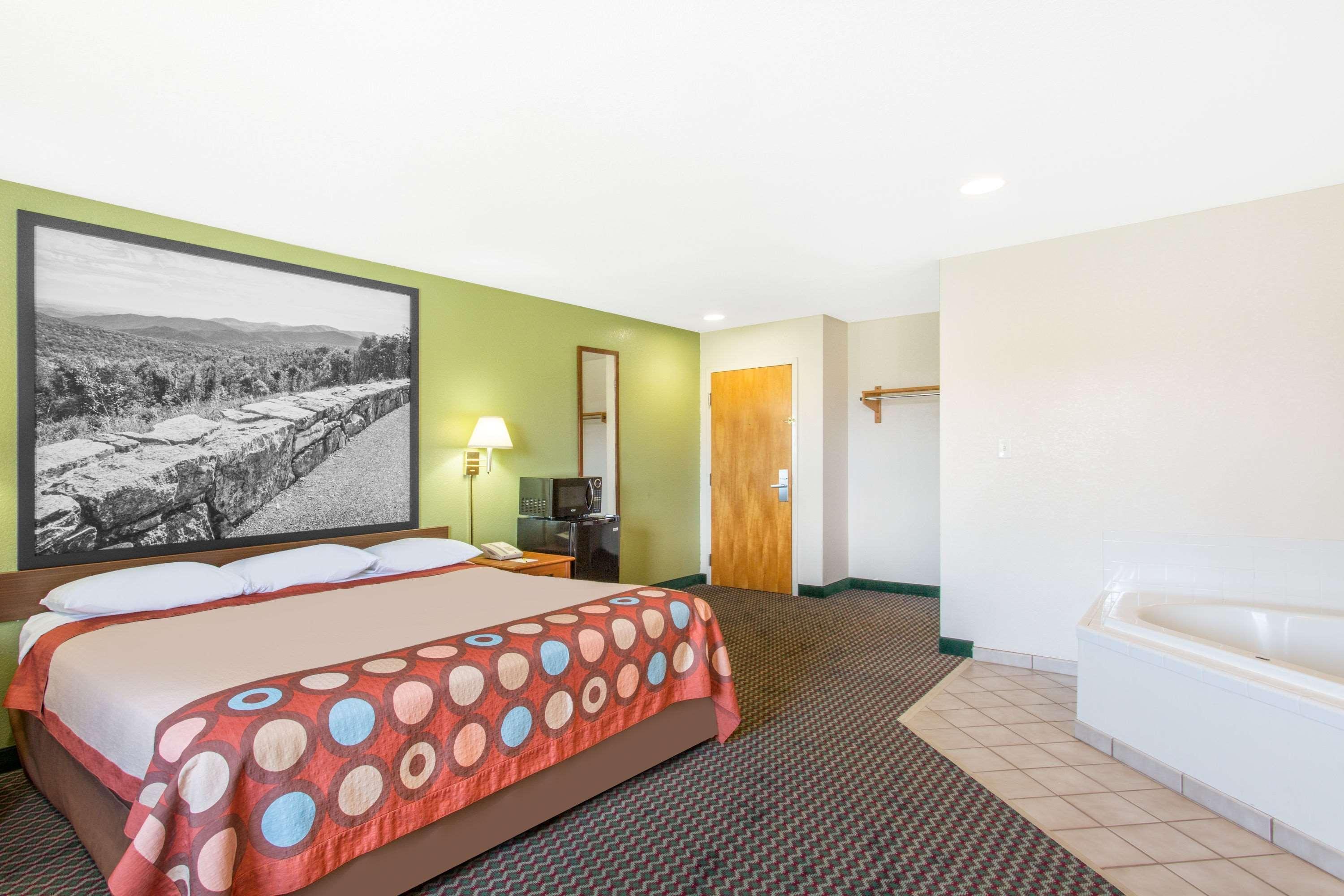 Super 8 By Wyndham Bedford Hotel Exterior foto