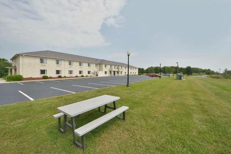 Super 8 By Wyndham Bedford Hotel Exterior foto